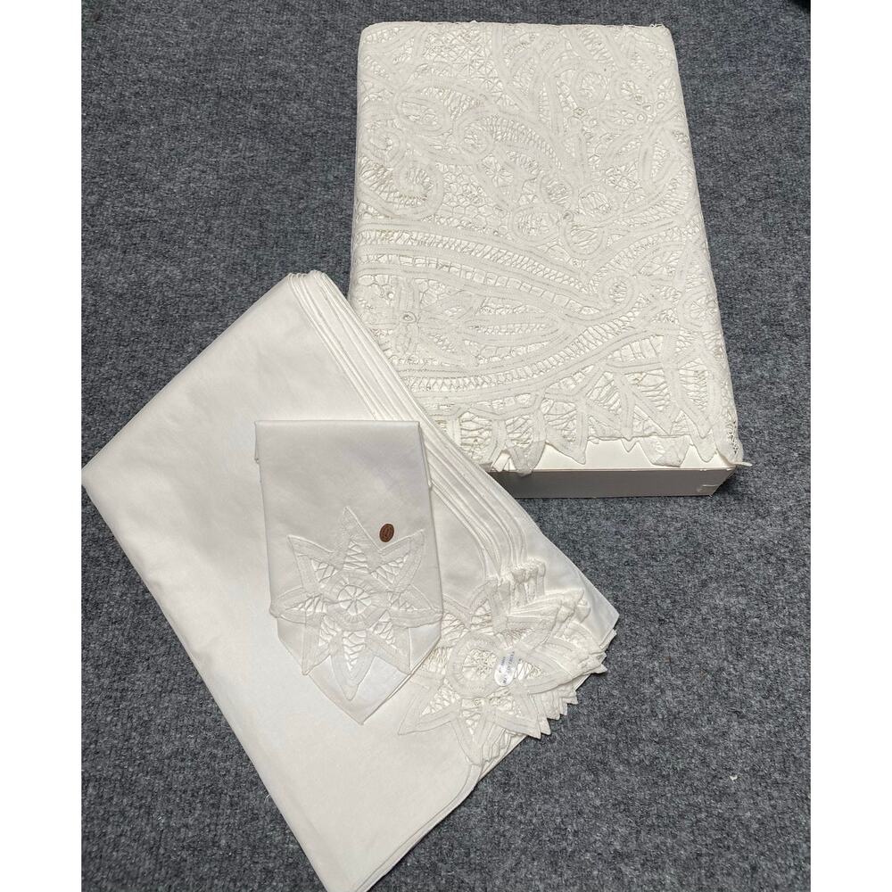 Vintage OMUSA Lyons Hand Embroidered “All Over Battenberg”Tablecloth & Napkins